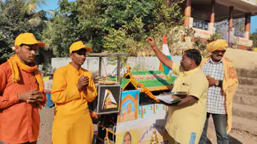 हरिद्वार के लिए निकली अनूठी समर्पण पदयात्रा: सौर ऊर्जा से लैस 'ज्ञान रथ' के साथ आदिवासियों का भव्य संकल्प!