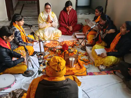 🚩गायत्री परिवार ने किया 51 दीपों का दीपोत्सव:कल्याणपुर में किरण सिंह रहीं मुख्य यजमान, ग्रामीणों ने बढ़-चढ़कर लिया हिस्सा