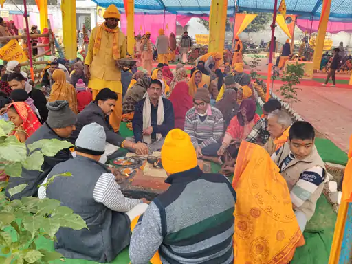 🚩जैथरा में गायत्री परिवार का 24 कुण्डीय यज्ञ:हजारों श्रद्धालुओं ने आहुति देकर लिया भाग