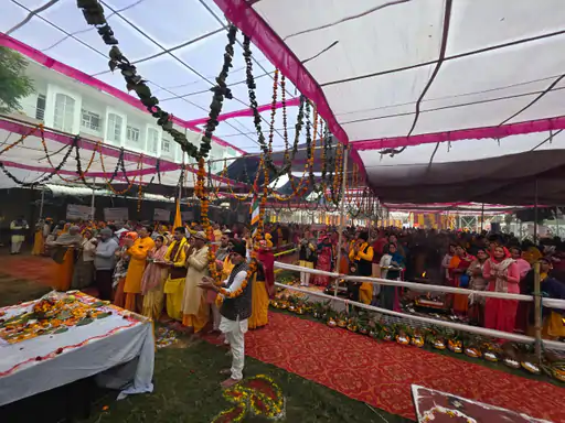 लालसोट में 51 कुंडीय गायत्री महायज्ञ संपन्न:एक हजार से अधिक युगलों ने दी आहुतियां, गीता-तुलसी का वितरण